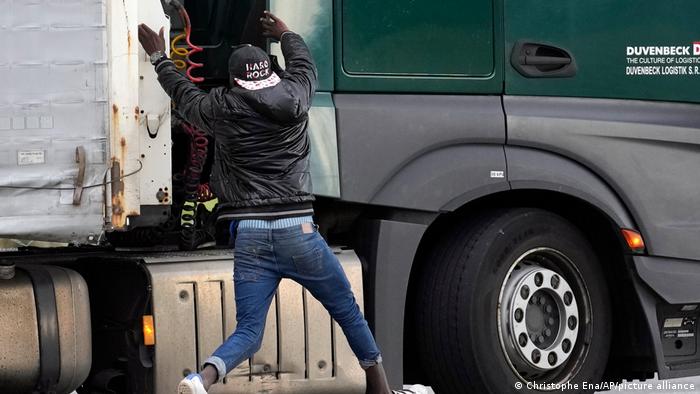 ब्रिटेन जाने की ऐसी दीवानगी: ट्रकों पर छलांग लगा रहे आप्रवासी