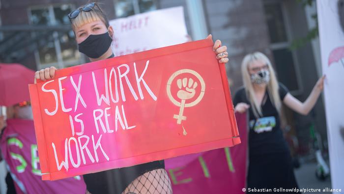 जर्मनी में वेश्यावृत्ति कानून का विरोध क्यों कर रही हैं सेक्स वर्कर