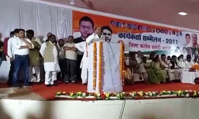 जशपुर कांग्रेस सम्मेलन में सिंहदेव समर्थक का माइक छीना, मंच से धकेला, विरोध में पत्थलगांव में प्रदर्शन, पुतला दहन