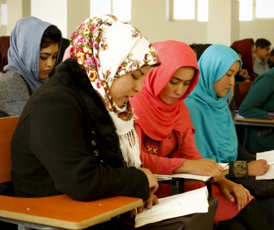 स्कूल जाने पर रोक लगने के बाद अफगान लड़कियों ने सिलाई सीखी