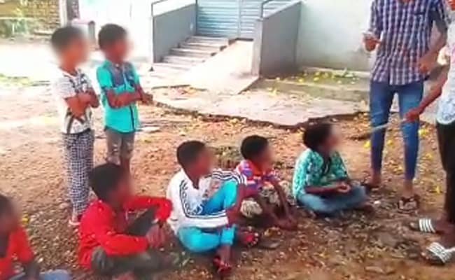 स्कूल के बच्चों को पेड़ से बांधकर बीड़ी पीने को किया गया मजबूर, छह गिरफ्तार-पुलिस स्कूल के बच्चों को पेड़ से बांधकर बीड़ी पीने को किया गया मजबूर, छह गिरफ्तार-पुलिस