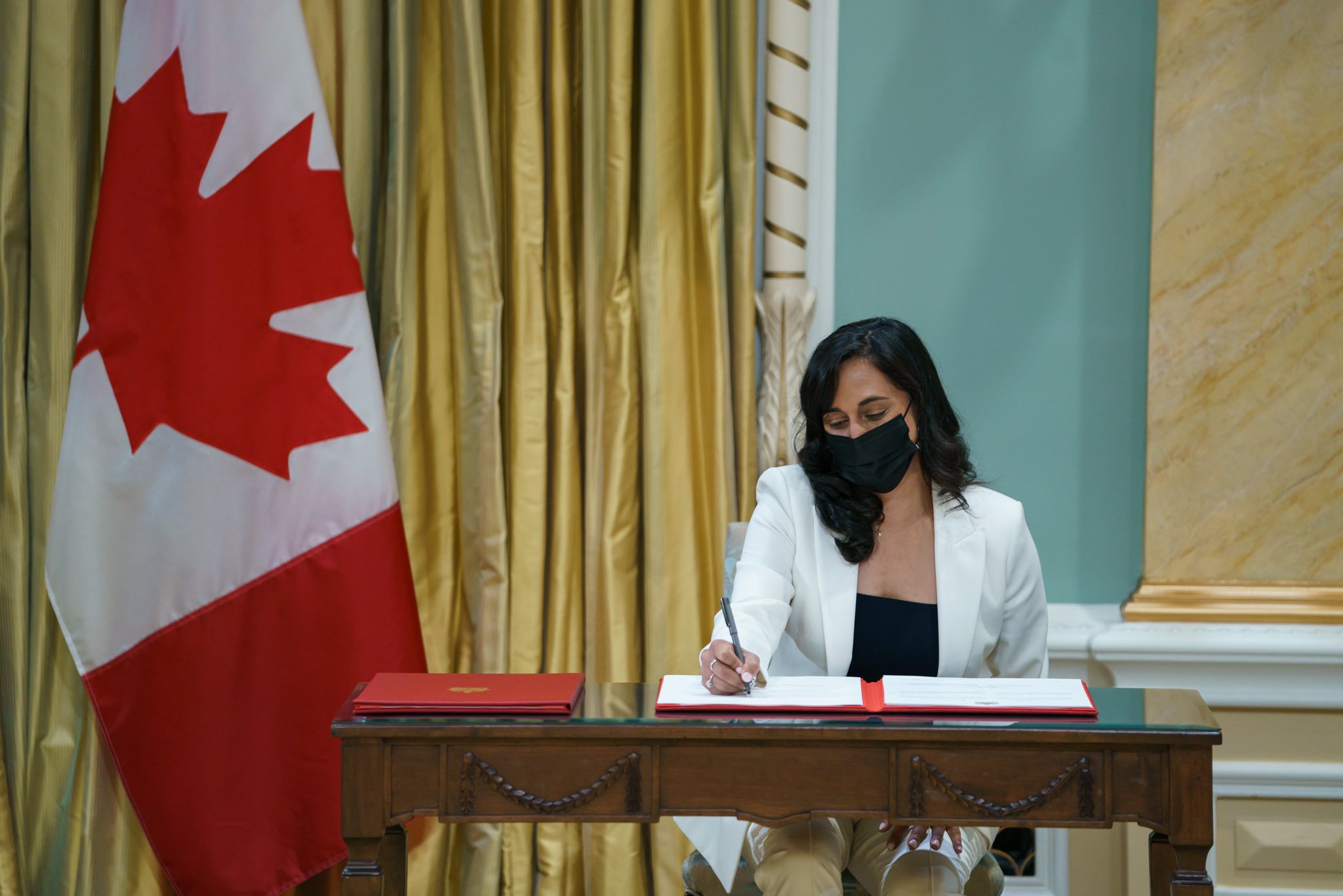 अनीता आनंदः कनाडा के पीएम ट्रूडो ने मुश्किल दौर में भारतीय मूल की महिला को बनाया रक्षा मंत्री
