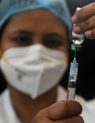 डेल्टा वेरिएंट पूरी तरह से टीका लगाए गए व्यक्तियों को भी संक्रमित कर सकता है: अध्ययन