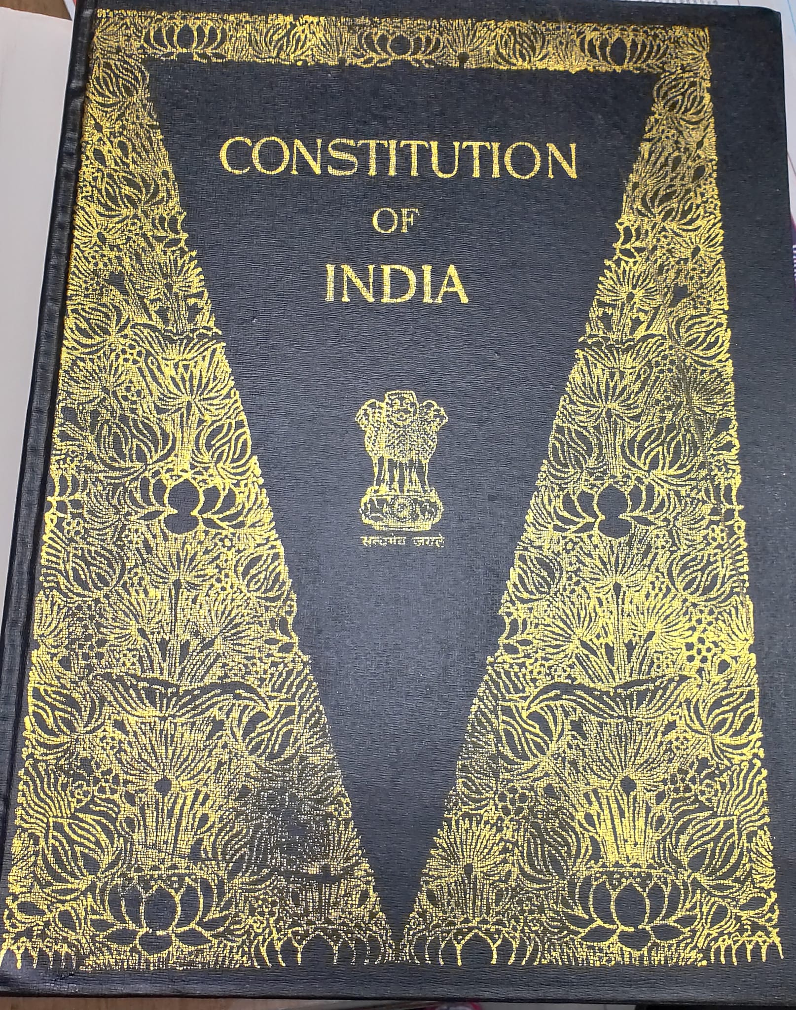 कनक तिवारी लिखते हैं-  संविधान दरक रहा है !