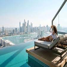 अंदर से ऐसा दिखता है दुबई का सबसे ऊंचा स्विमिंग पूल, हवा में 2 सौ मीटर ऊपर है लटका