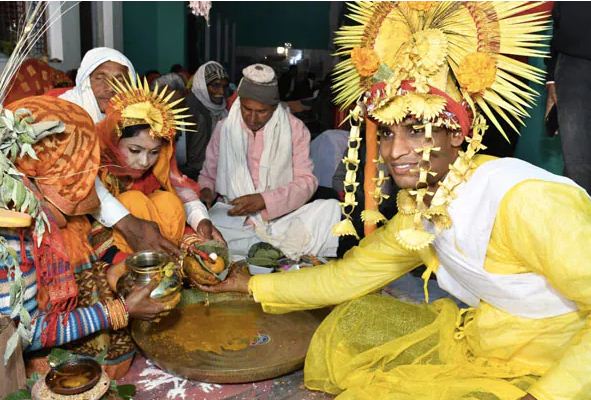 शादी में साकार भारतीय संस्‍कृति, SDOP दूल्‍हे ने खजूर के पेड़ के पत्तों का पहना मुकुट, पालकी में ससुराल पहुंची दुल्‍हन