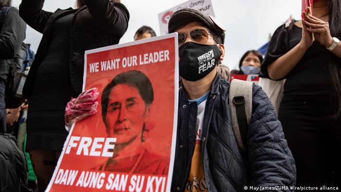 म्यांमार: सैन्य जुंटा ने आंग सान सू ची की सजा आधी की