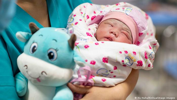एक बच्चे की नीति खत्म करने के बावजूद चीन की जन्मदर में इतनी गिरावट