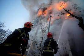 रूसी हमले में कीव स्थित 15 मंजिला इमारत में लगी आग, एक व्यक्ति की मौत
