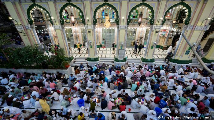 महाराष्ट्र की 900 मस्जिदों ने मानी राज ठाकरे की बात