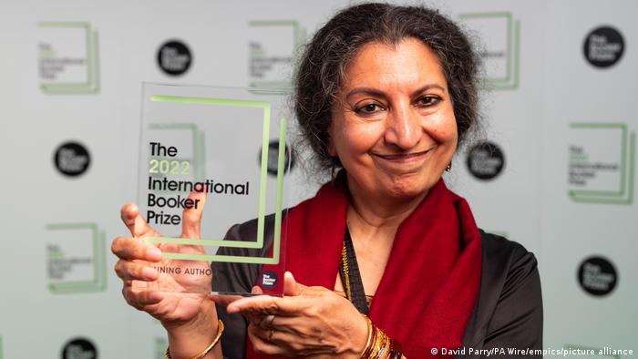 ‘टूंब ऑफ सैंड’ ने जीता बुकर, पहली बार भारतीय भाषा की किताब को पुरस्कार