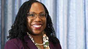 जैक्सन ने शपथ ली, अमेरिका के उच्चतम न्यायालय में पहली अश्वेत महिला न्यायाधीश बनीं