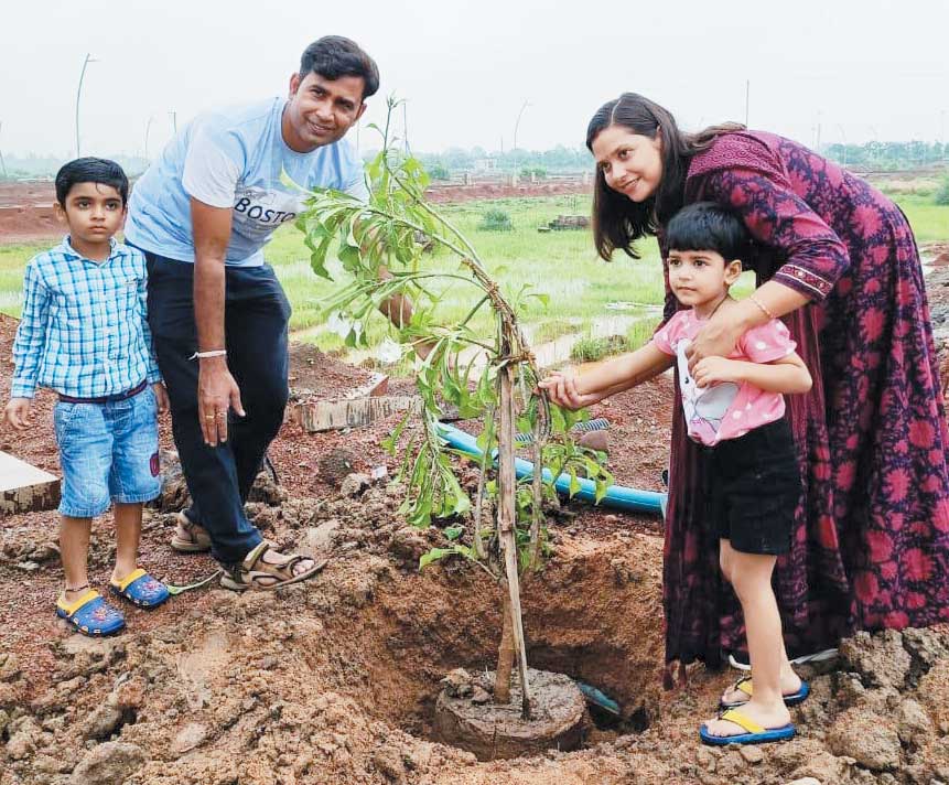अविनाश मेगा प्लांटेशन को जबरदस्त सफलता, मूसलाधार वर्षा के बीच परिवार संग सैकड़ों पहुंचे पौधे लगाने