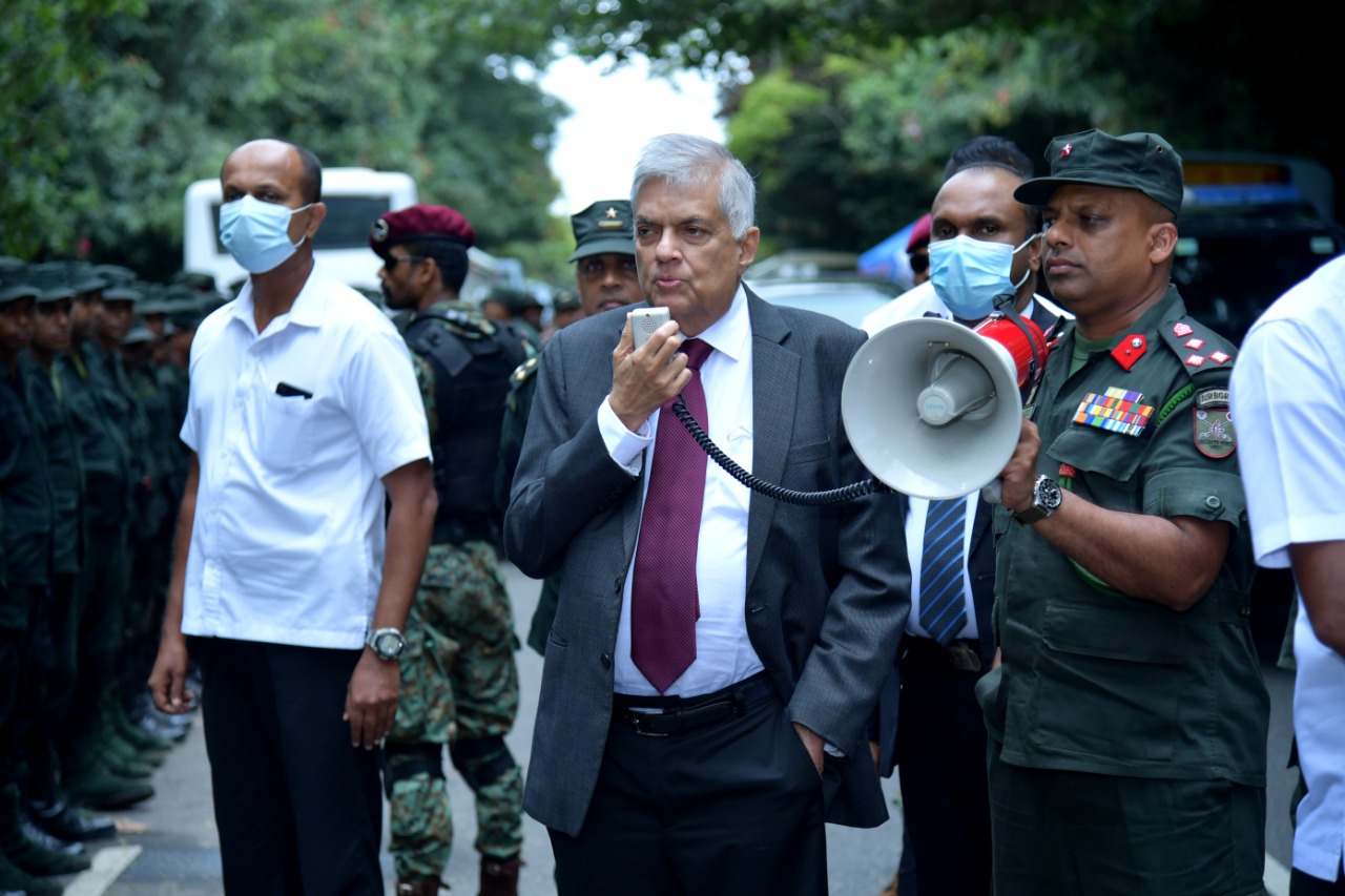 श्रीलंकाः सेना ने की प्रदर्शनकारियों पर कार्रवाई, बीबीसी पत्रकार पर हमला