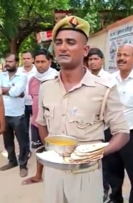 यूपी पुलिसकर्मी ने खराब भोजन दिए जाने की शिकायत की, वीडियो वायरल