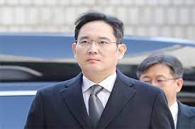 सैमसंग के वारिस को दक्षिण कोरियाई सरकार ने भ्रष्टाचार के मामले में क्यों दी माफ़ी