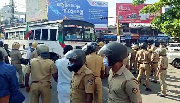 पीएफआई ने केरल में बुलाई हड़ताल, पुलिस ने किया लाठीचार्ज