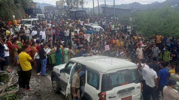 अंकिता भंडारी की मौत का मामला: नाराज़ लोगों ने बद्रीनाथ-ऋषिकेश राजमार्ग किया जाम