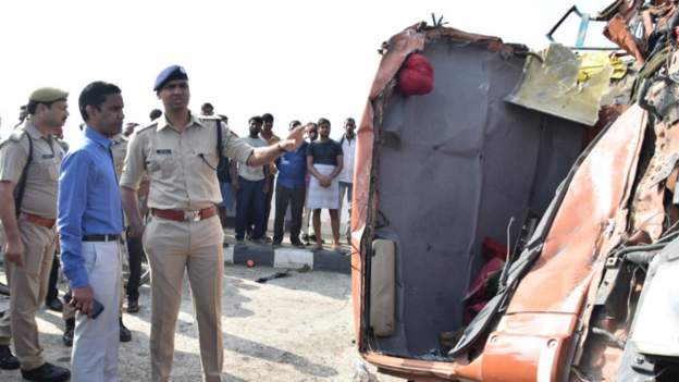 लखीमपुर खीरी में बस और डीसीएम में टक्कर, आठ लोगों की मौत