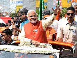 प्रधानमंत्री मोदी ने सूरत में किया रोड शो, स्वागत के लिए उमड़े लोग