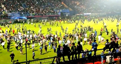 इंडोनेशिया : फुटबॉल मैच में हार से गुस्साई भीड़ ने किया हमला, 129 लोगों की मौत