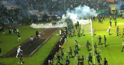 इंडोनेशिया ने घातक फुटबॉल भगदड़ की जांच के लिए बनाई जांच टीम