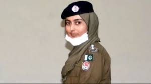 पाकिस्तान में सुर्खियां क्यों बटोर रही है ये महिला पुलिस ऑफ़िसर