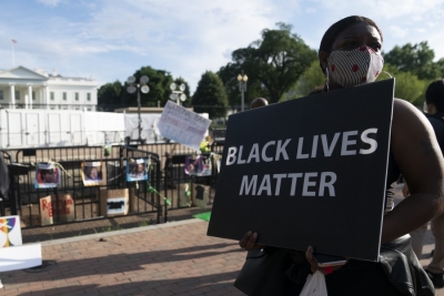 पुलिस वैन में अश्वेत व्यक्ति के लकवाग्रस्त होने के बाद 5 अमेरिकी पुलिस पर आरोप
