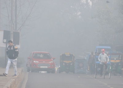 शीतलहर की चपेट में दिल्ली, कोहरे से विजिबिलिटी प्रभावित, यातायात धीमा