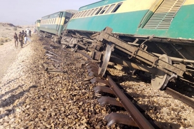 पाकिस्तान में रेलवे ट्रैक के पास धमाके से ट्रेन की कई बोगियां पटरी से उतरीं, आठ घायल