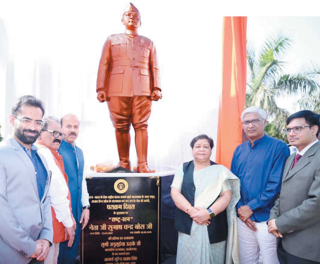 द ग्रेट इंडिया स्कूल में नेता जी की प्रतिमा का अनावरण
