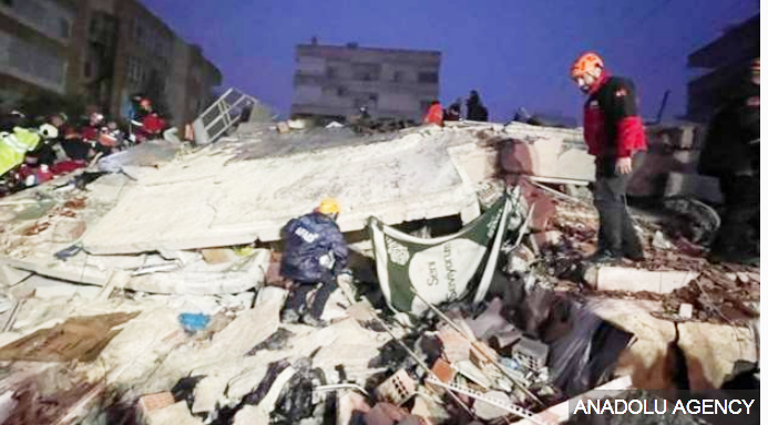 तुर्की: जब भूकंप के झटके झेलते शख़्स ने कहा, आओ सब एक ही जगह एक साथ मरते हैं