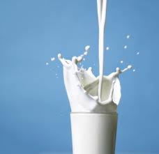 दूध का रंग सफेद क्यों होता है?