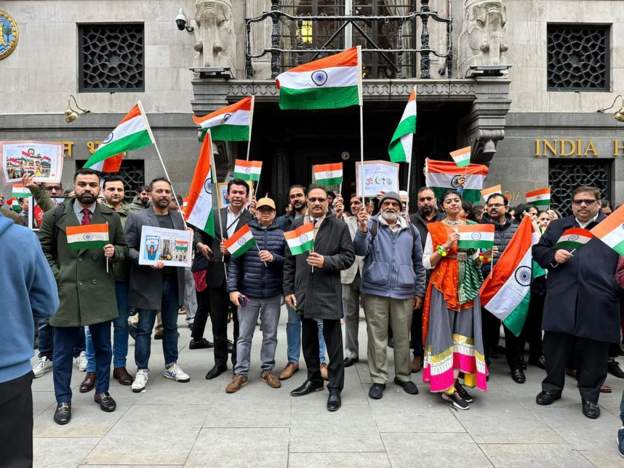ब्रिटेन: भारतीय उच्चायोग के सामने तिरंगे का साथ जुटे लोग