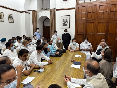 दोषी ठहराए जाने के एक दिन बाद कांग्रेस सांसदों की बैठक में शामिल हुए राहुल