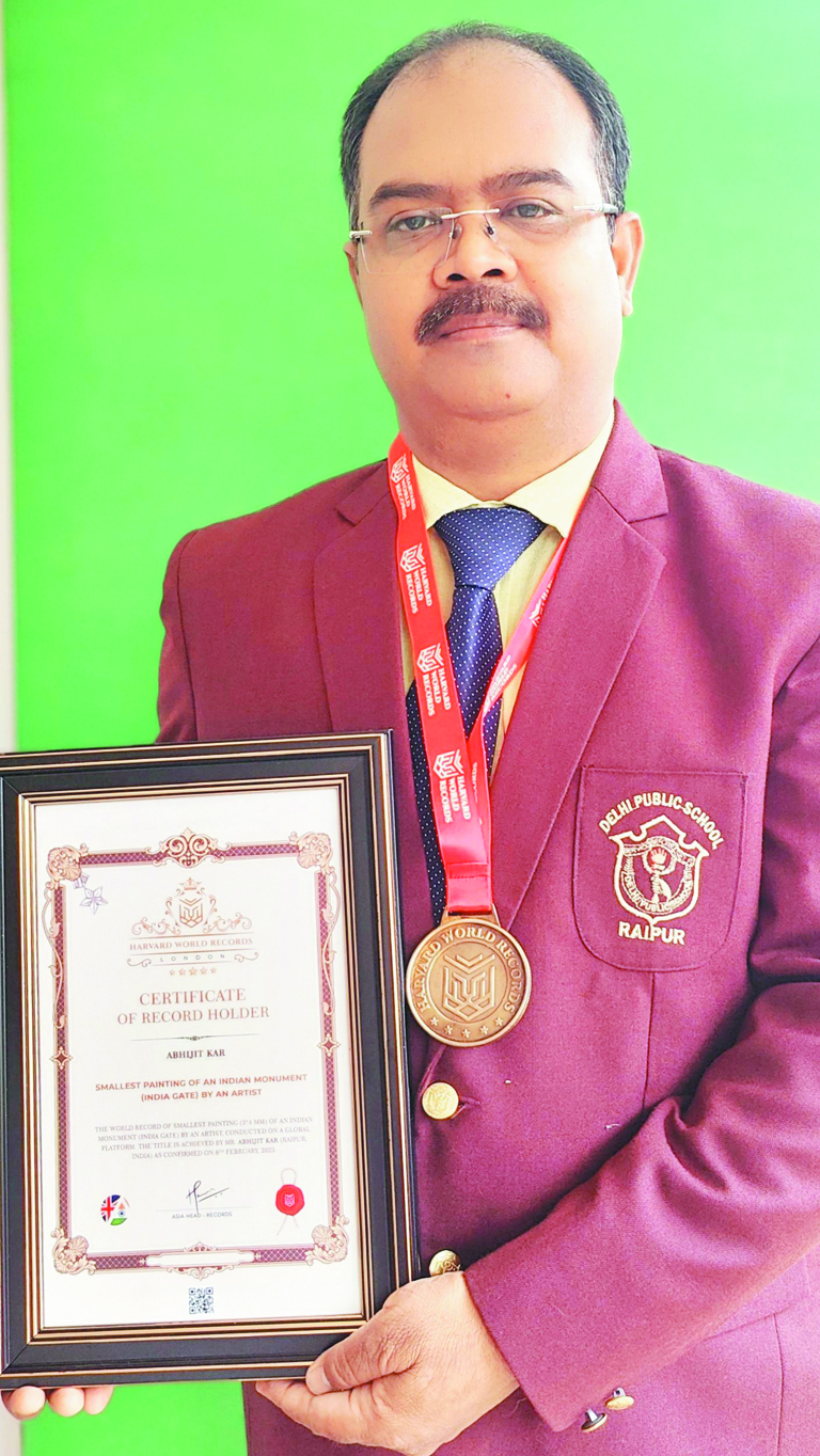 डीपीएस शिक्षक को इंडिया गेट की सबसे छोटी पेंटिंग का विश्व रिकॉर्ड