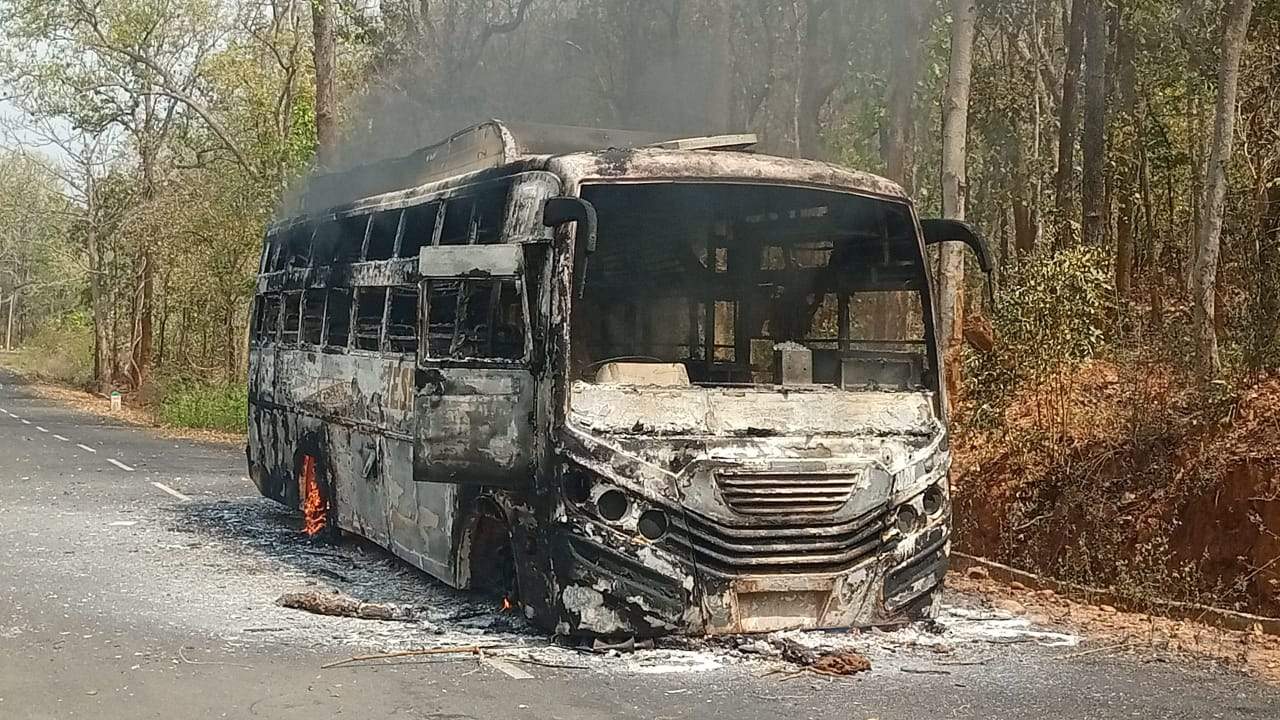 नक्सलियों ने यात्रियों को उतार बस में लगाई आग