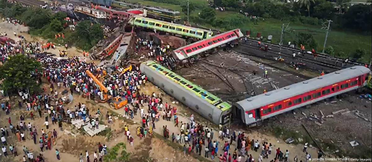 ओडिशा रेल हादसा: एक के बाद एक टकरा गईं तीन ट्रेनें