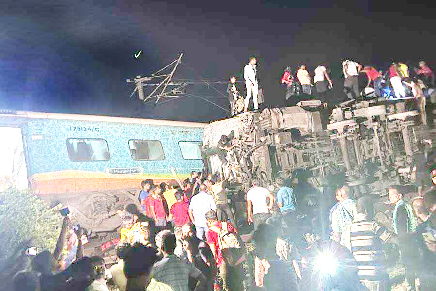 ‘छत्तीसगढ़’ का संपादकीय : ट्रेन हादसे में सैकड़ों मौतें तो ठीक हैं, रोजाना भी ट्रेनों का हाल भयानक है