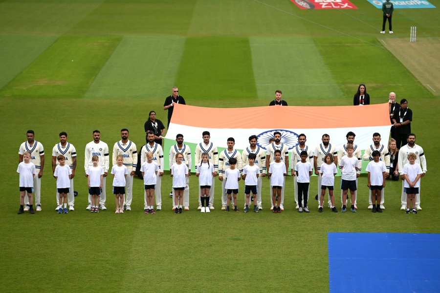 भारत और ऑस्ट्रेलिया के खिलाड़ी काली पट्टी बांधकर मैदान में उतरे