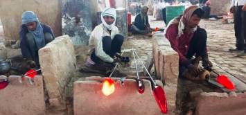 फिरोजाबाद में चूडिय़ाँ बनाने वाले मजदूरों के हालात