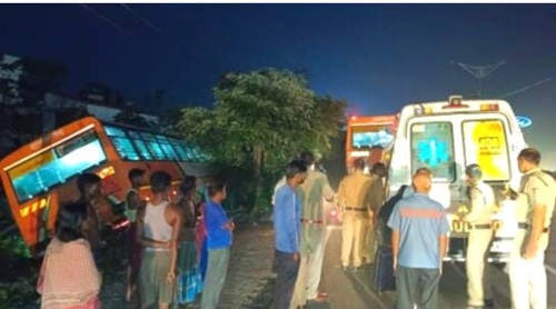 देहरादून से दिल्ली जा रही यूपी रोडवेज की बस दुर्घटनाग्रस्त, दो घायल