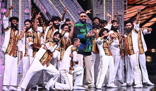 आईजीटी 10: 'पुष्पा' फिल्म के गाने पर डांस कर बादशाह ने स्टेज पर मचाया धमाल