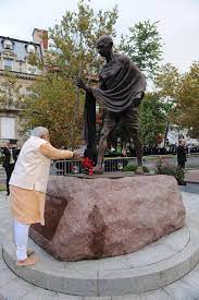 प्रधानमंत्री नरेंद्र मोदी और महात्मा गांधी