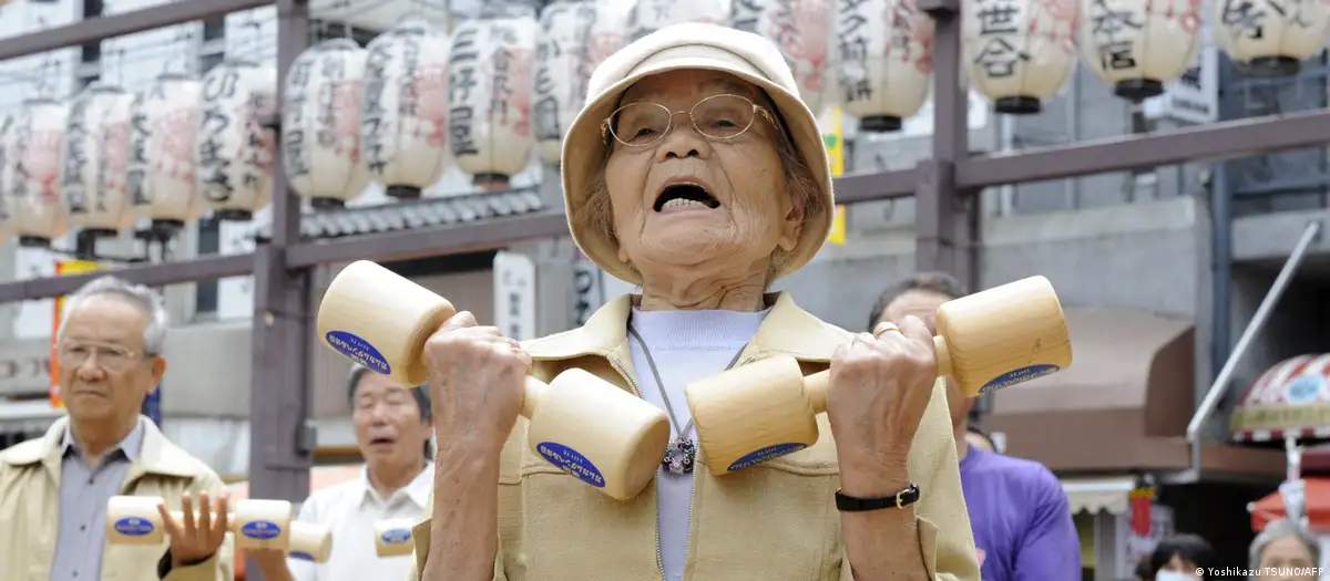 जापान में 100 साल से ज्यादा उम्र के 92 हजार से ज्यादा लोग