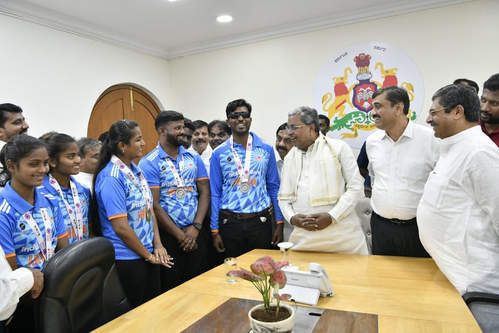 कर्नाटक के सीएम ने स्वर्ण पदक विजेता भारतीय महिला ब्लाइंड क्रिकेट टीम को सम्मानित किया