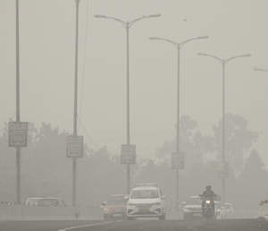 दिल्ली में प्रदूषण फिर 'गंभीर', घुंट रहा दम