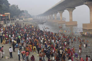 बिहार: कार्तिक पूर्णिमा पर गंगा स्नान के लिए लाखों की भीड़