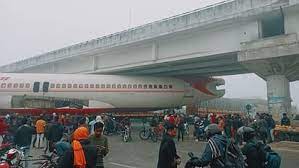 बिहार : कबाड़ घोषित विमान ले जा रहा ट्रक मोतिहारी में पुल के नीचे फंसा