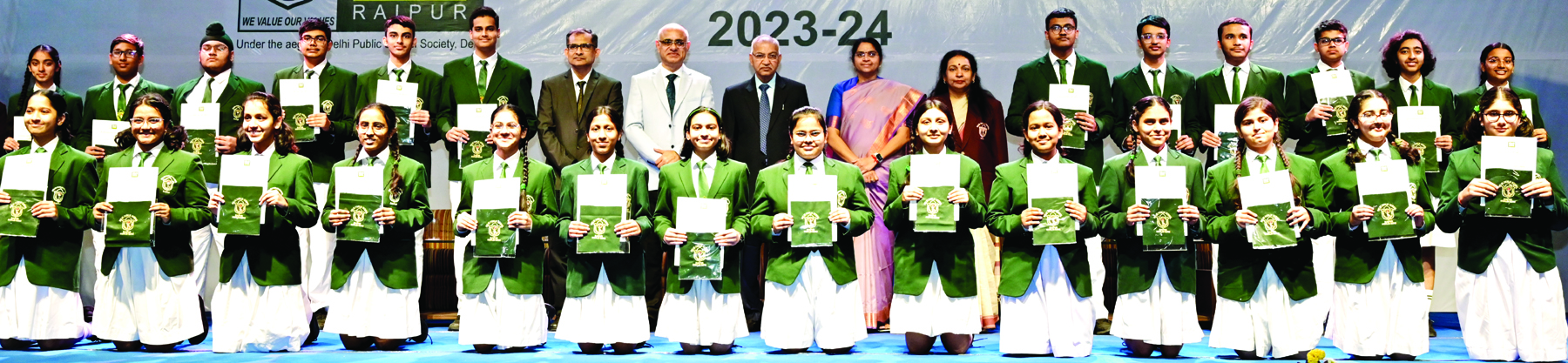 मेधावी विद्यार्थियों का उत्साह और गौरव बढ़ाने दिल्ली पब्लिक स्कूल रायपुर में प्रतिभा सम्मान